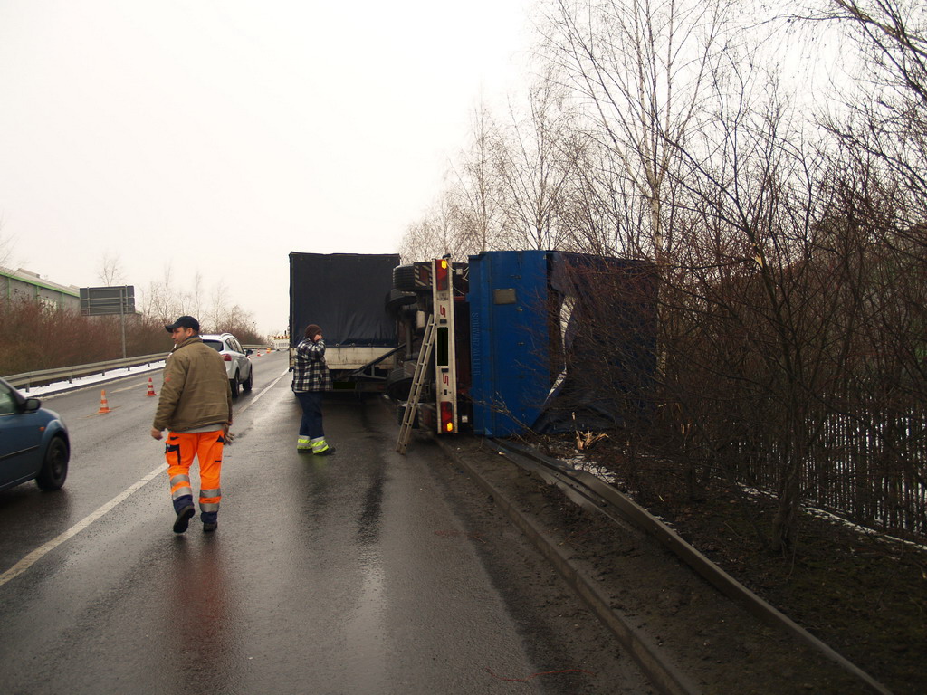 LKW Anhaenger umgekippt Koeln Niehl Geestemuenderstr Industriestr P12.JPG